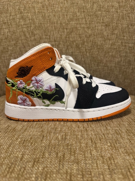 Other - NEW Jordan 1 Mid Basketball Blossom DQ8390-100 Size 5.5Y